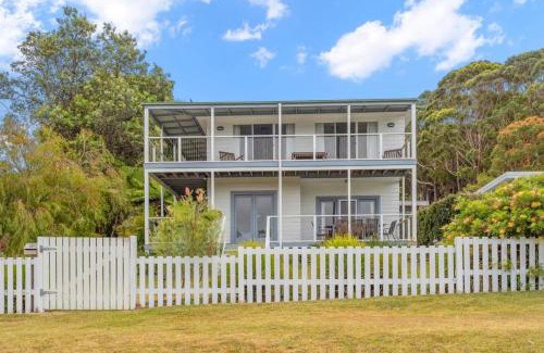 Hyams Beach House | Bowen View: Family & Pet-Friendly Retreat with 9.2 Rating