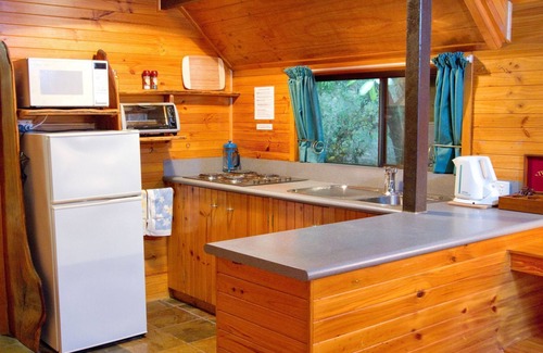 England Creek Cottage | Discover Bowerbird: Mt Glorious Getaways with Family-Friendly Amenities