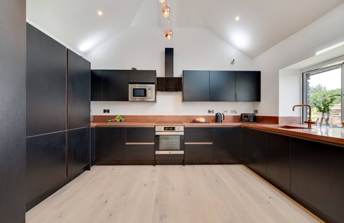 Liskeard House | Bowjy - Spacious Four Bedroom House with Hot Tub & Kitchen