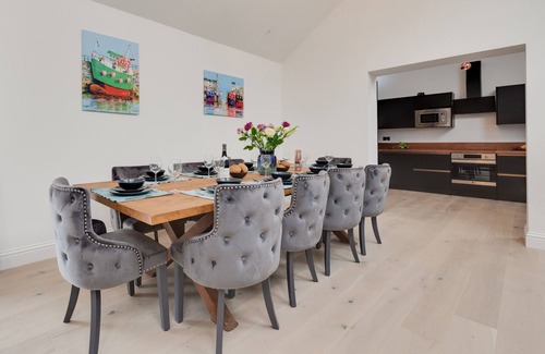 Liskeard House | Bowjy - Spacious Four Bedroom House with Hot Tub & Kitchen