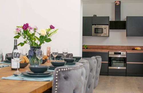 Liskeard House | Bowjy - Spacious Four Bedroom House with Hot Tub & Kitchen