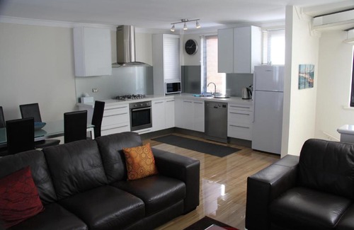Hamilton Hill House | Discover Boyd Sea View: Guest Rated 9/10 for Quality