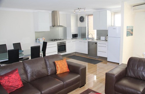 Hamilton Hill House | Discover Boyd Sea View: Guest Rated 9/10 for Quality