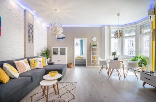Erzsebetvaros Apartment | Elegant BpR Lavish Suite in Budapest's Vibrant Center