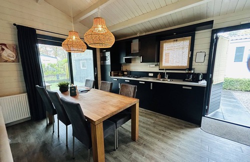 Municipality of Geldrop-Mierlo Ski Chalet | Relaxing Retreat at Bospark Wolfsven with Pool & Breakfast