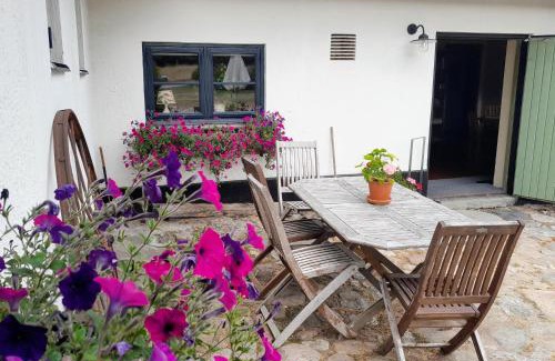 Brosarp Apartment | Family-Friendly Retreat at Brösarp Källagården Stora Gårdslägenheten