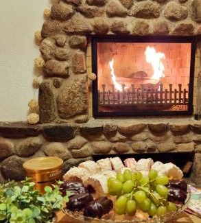 Plavniekkalns House | Cozy Brīvdienu māja Būmaņi: Family-Friendly with Hot Tub