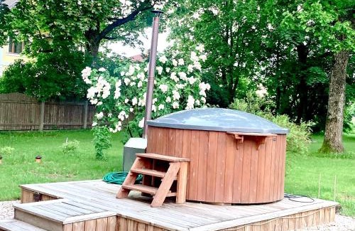 Plavniekkalns House | Cozy Brīvdienu māja Būmaņi: Family-Friendly with Hot Tub