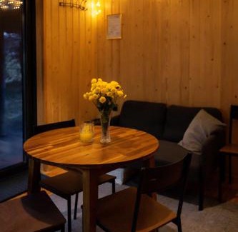 Upesgriva House | Family-Friendly Brīvdienu māja Jaunzvīņas with Hot Tub