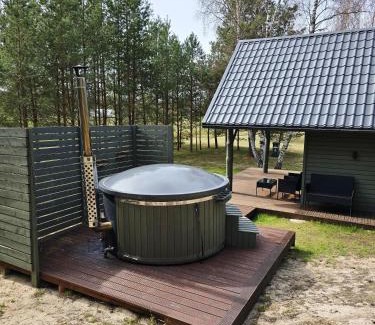 Upesgriva House | Family-Friendly Brīvdienu māja Jaunzvīņas with Hot Tub