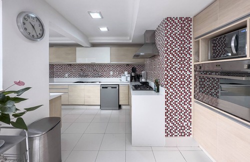 Barra da Tijuca House | Casa Champagne: Poolside Retreat with Gourmet Kitchen Access