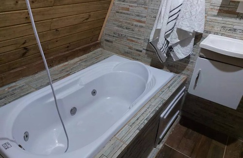 Juquitiba Ski Chalet | Nature-Infused Linda Casa na Árvore with Spa & Hot Tub