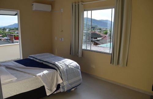 Praia da Armacao do Itapocoroi Apartment | Cozy Apartment with Kitchen Near Linda Central Beach