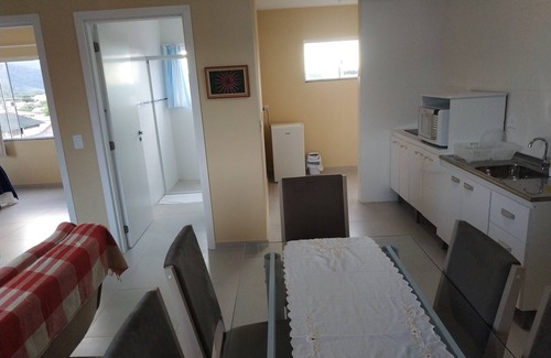 Praia da Armacao do Itapocoroi Apartment | Cozy Apartment with Kitchen Near Linda Central Beach