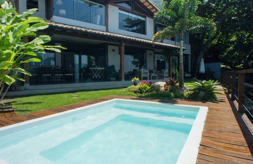 Prainha House | Relaxing House in Front of Ilhabela with Pool & Breakfast