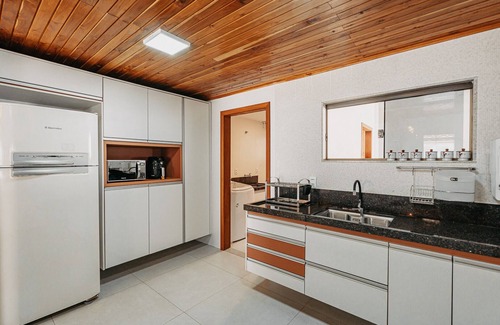 Anchieta House | Family-Friendly Retreat with Pool Near Praia - Casadecastelhanos