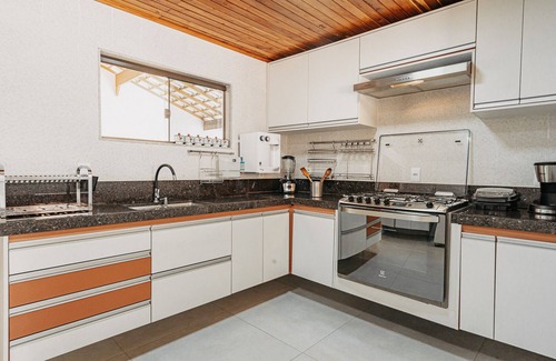 Anchieta House | Family-Friendly Retreat with Pool Near Praia - Casadecastelhanos