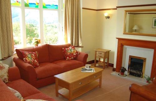 Portinscale House | Bracken Howe: Family-Friendly Retreat with Hot Tub Access