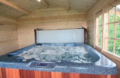 Glenfarg House | Bracken Log Cabin - 4-Star Retreat with Hot Tub & High Ratings
