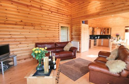 Glenfarg House | Bracken Log Cabin - 4-Star Retreat with Hot Tub & High Ratings