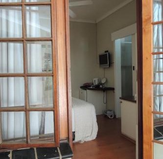 Hillcrest House | Pet-Friendly Brackens Guest House with Pool & Restaurant