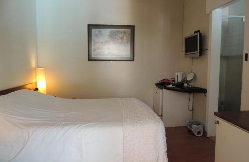 Hillcrest House | Pet-Friendly Brackens Guest House with Pool & Restaurant