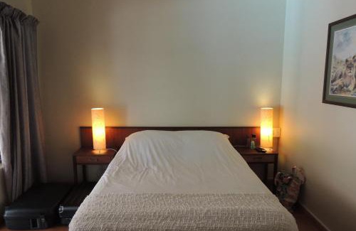 Hillcrest House | Pet-Friendly Brackens Guest House with Pool & Restaurant