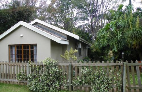 Hillcrest House | Pet-Friendly Brackens Guest House with Pool & Restaurant