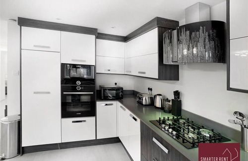 Bracknell Apartment | Bracknell: Pet-Friendly Ground Floor Retreat with Garden