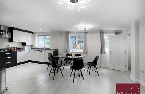 Bracknell Apartment | Bracknell: Pet-Friendly Ground Floor Retreat with Garden