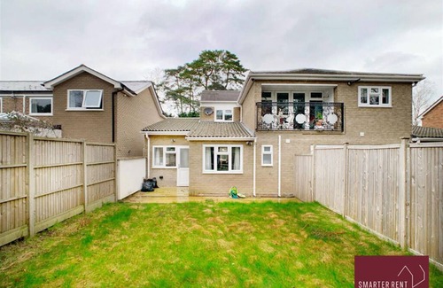 Bracknell Apartment | Bracknell: Pet-Friendly Ground Floor Retreat with Garden