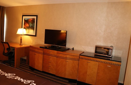 Windsor Locks Hotel | Inviting Stay at Bradley Inn with Eco-Friendly Amenities