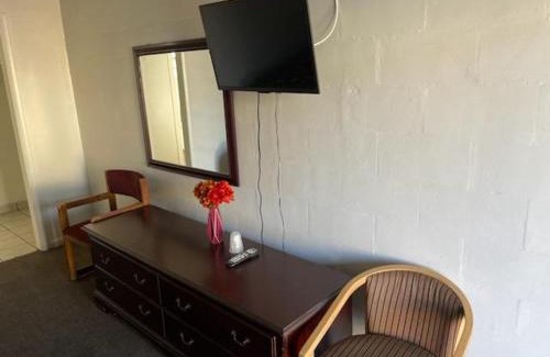 Lakeland Hotel | Budget-Friendly Stay at Bradley Motel with Family Amenities