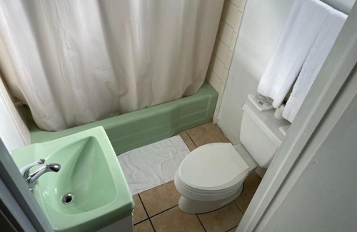 Lakeland Hotel | Budget-Friendly Stay at Bradley Motel with Family Amenities