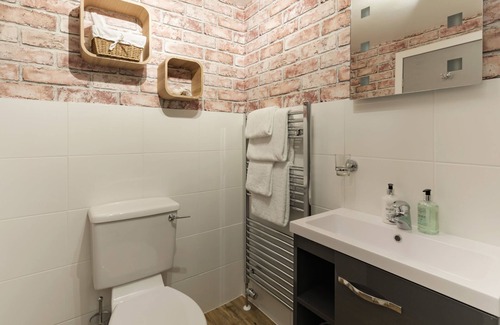 Banavie House | Exceptional Braeburn Guest House with Pool & Breakfast