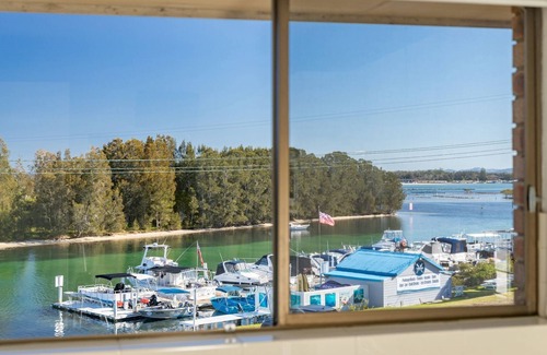 Forster Apartment | Beautiful Braemar 7: Lakefront Apartment with Pool & Views