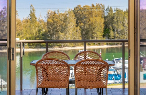 Forster Apartment | Beautiful Braemar 7: Lakefront Apartment with Pool & Views