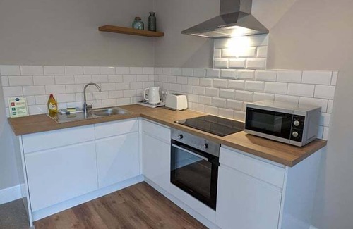 Maenporth House | Exceptional Braemar: Family-Friendly Haven with Breakfast