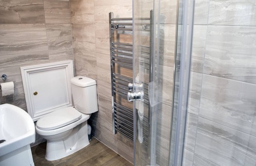 Maenporth House | Exceptional Braemar: Family-Friendly Haven with Breakfast