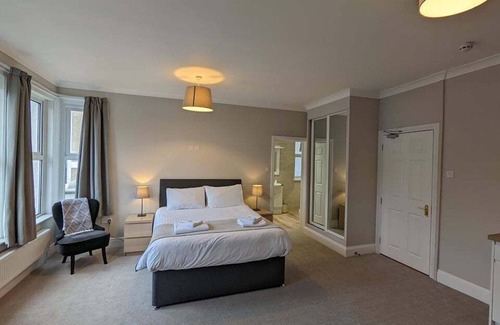 Maenporth House | Exceptional Braemar: Family-Friendly Haven with Breakfast