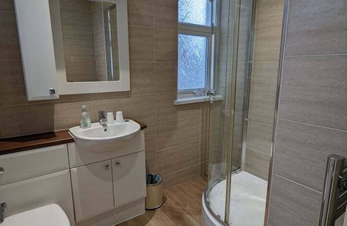 Maenporth House | Exceptional Braemar: Family-Friendly Haven with Breakfast