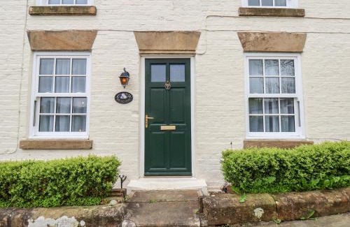 Fylingthorpe House | Experience Braeside: 4-Star Stay with Family & Pet Amenities