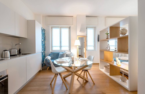 Porta Tenaglia Apartment | Bramante Design Suite | Steps from Duomo with Breakfast