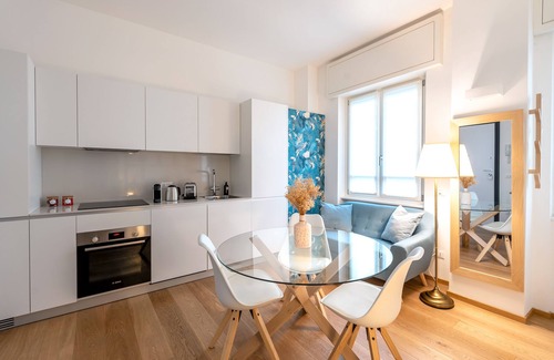Porta Tenaglia Apartment | Bramante Design Suite | Steps from Duomo with Breakfast