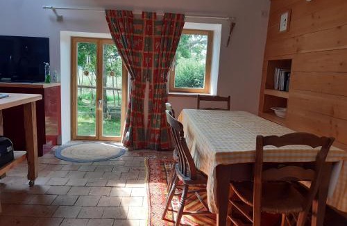 Saint-Didier-en-Donjon House | Cozy Bramble Cottage: Pet-Friendly Getaway with Great Reviews