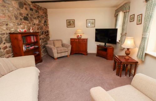 Akeld House | Inviting Bramble Cottage: A 4-Star Child-Friendly Escape