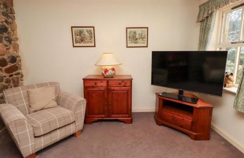 Akeld House | Inviting Bramble Cottage: A 4-Star Child-Friendly Escape