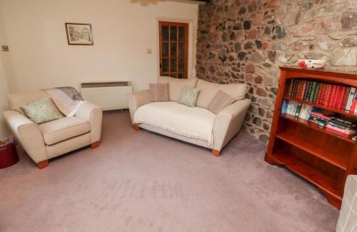 Akeld House | Inviting Bramble Cottage: A 4-Star Child-Friendly Escape