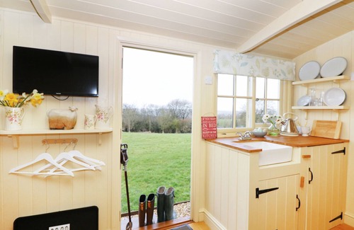 Burlawn Cottage | Relaxing Retreat at Bramble with Spa and Gourmet Breakfast