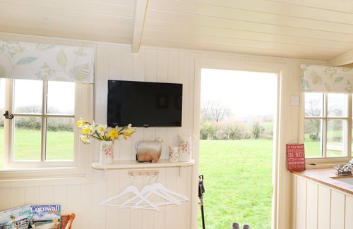 Burlawn Cottage | Relaxing Retreat at Bramble with Spa and Gourmet Breakfast